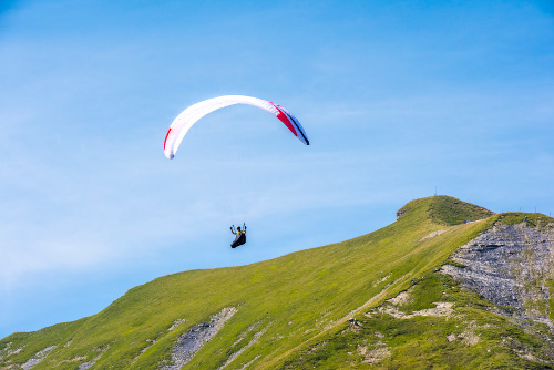 Parapente sur le domaine skiable des Contamines 